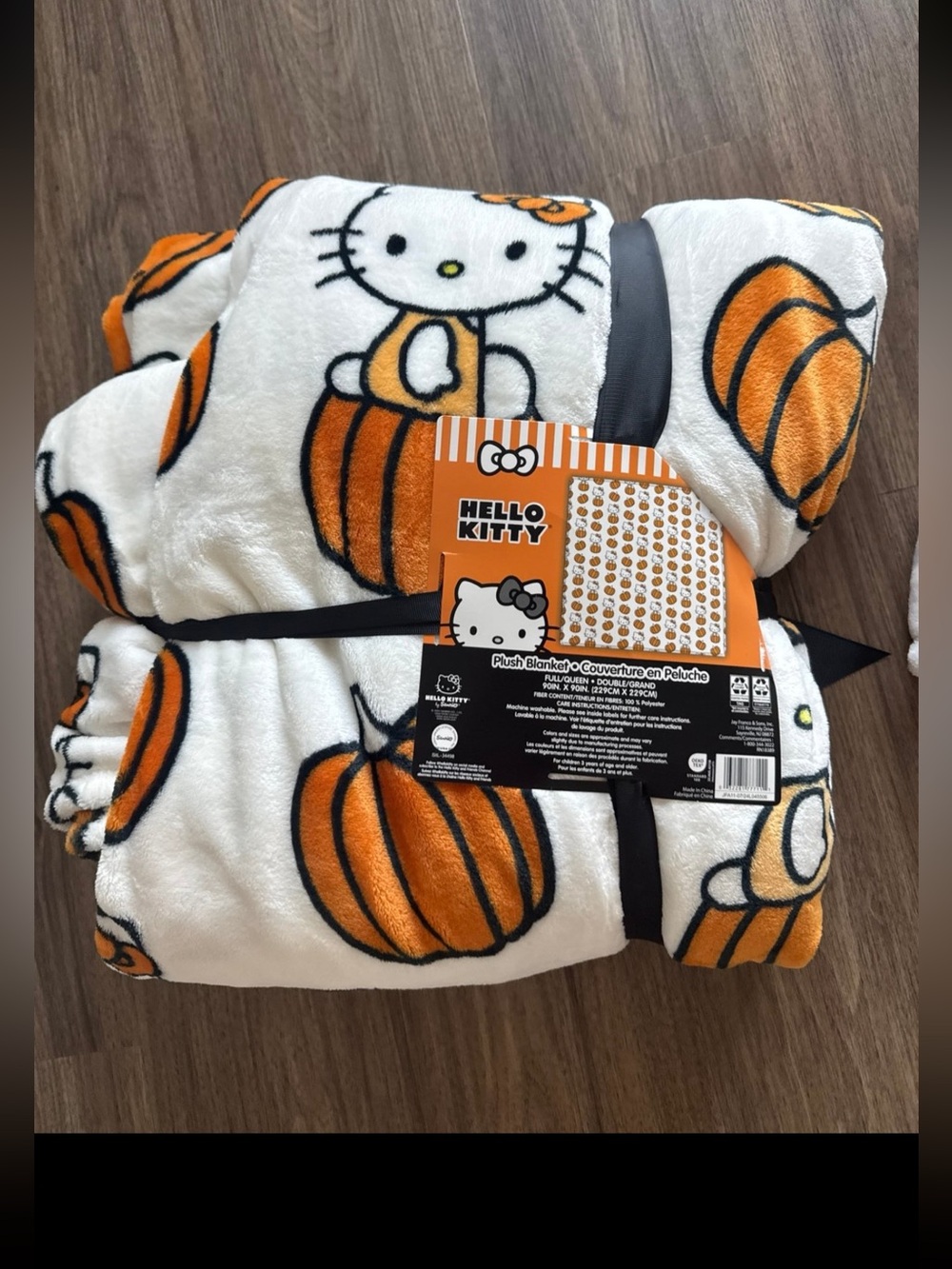 Hello Kitty Orange & White Pumpkin Plush Blanket full queen NEW